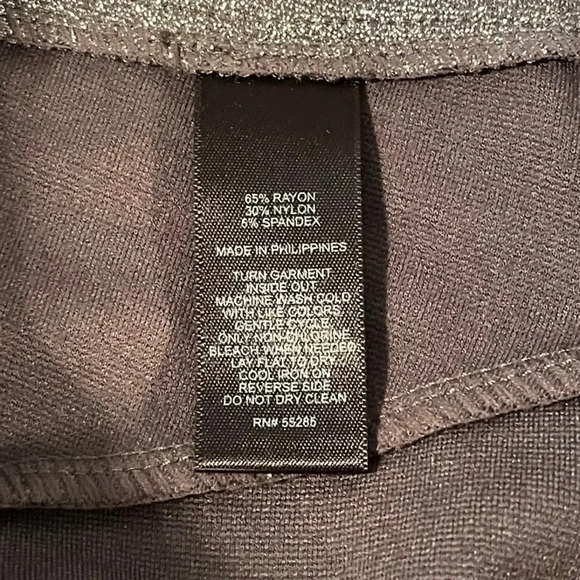 EXPRESS silver metallic bandage mini skirt. Zipper on side.
Size 4 - Picture 8 of 9